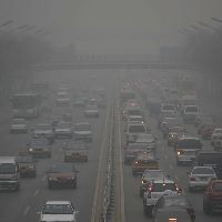 大気汚染でかすむ北京市内の幹線道路（2007年12月27日）＝佐藤俊和撮影、ってロンドンかよ！